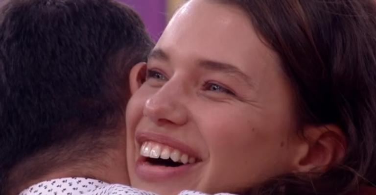 Em raríssima aparição, irmão de Bruna Linzmeyer surge no Encontro e emociona a atriz