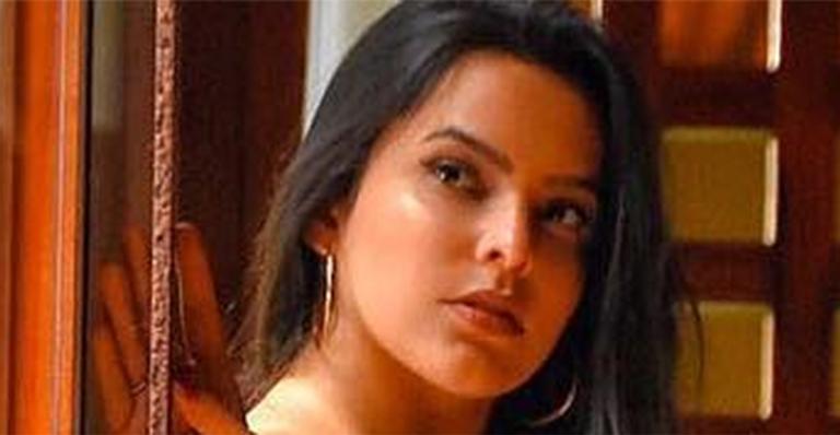 Ex-BBB Emilly Araújo seduz fãs posando com biquíni minúsculo