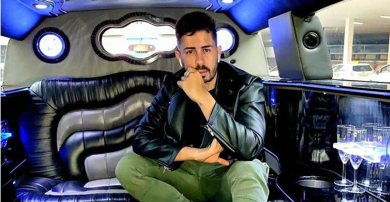 Carlinhos Maia compartilha foto só de cueca para comemorar título de ‘homem mais sexy do Brasil’