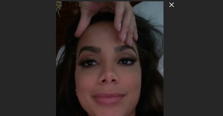 Anitta perde looks grifados e escolhe vestido em shopping para premiação internacional