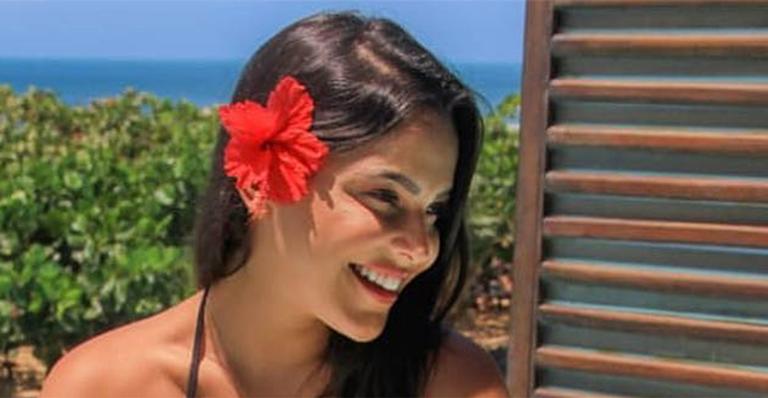 Emilly Araújo surge com biquini minúsculo tomando café da manhã dentro de piscina