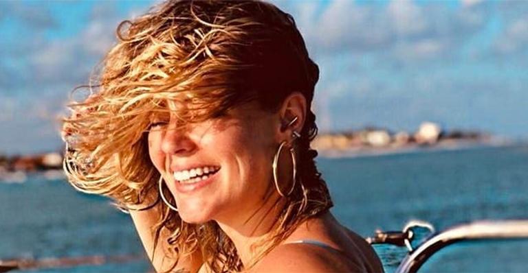 De maiô, Paolla Oliveira aparece deslumbrante e passa o feriadão em iate