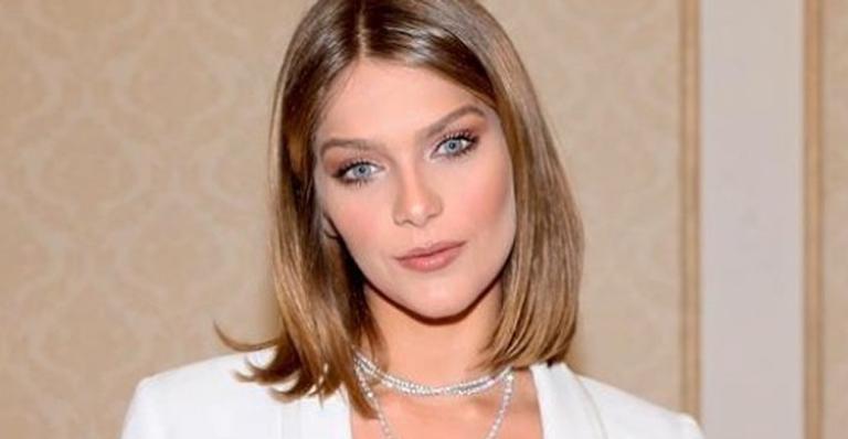 Isabella Santoni muda o visual e surge com o cabelo cor-de-rosa