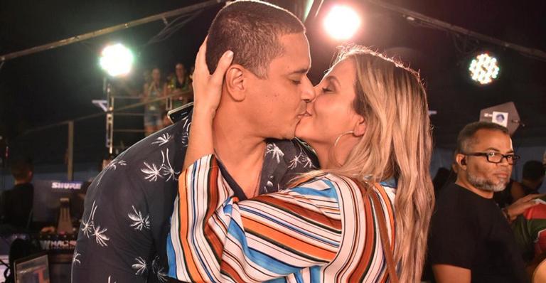 Carla Perez ganha homenagem do marido em trio elétrico