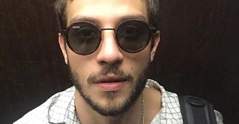 Chay Suede adere ao visual com bigode e cabelo raspado