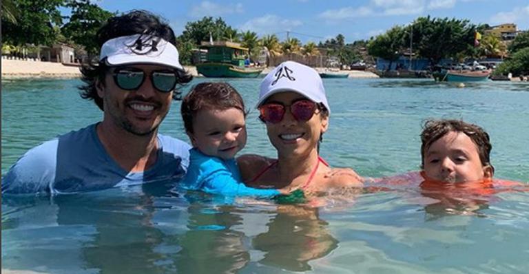 Patricia Abravanel mostra momento em família na praia e se derrete: ”Completamente apaixonada”