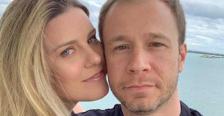 Tiago Leifert recebe declaração de amor da esposa: ”Tenho muita sorte”