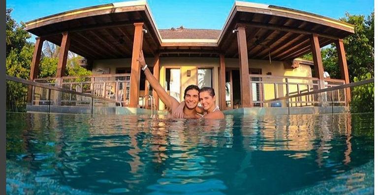 Deborah Secco e Hugo Moura curtem viagem romântica sem a filha, mas mandam recado nas redes sociais
