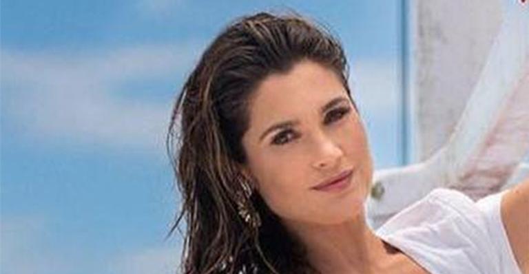 Flávia Alessandra posa deslumbrante em barco e barriga sequinha chama a atenção