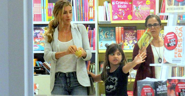 Grazi Massafera curte dia de passeio com a filha, Sofia, no Rio