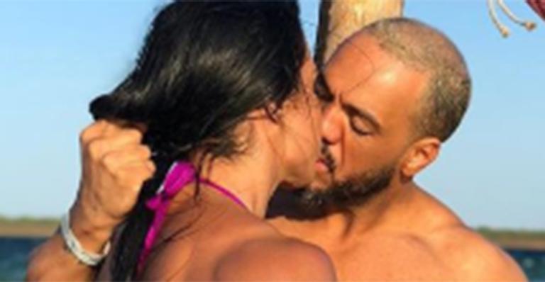Gracyanne Barbosa surge em momento picante com Belo, mas bumbum gigante rouba a cena