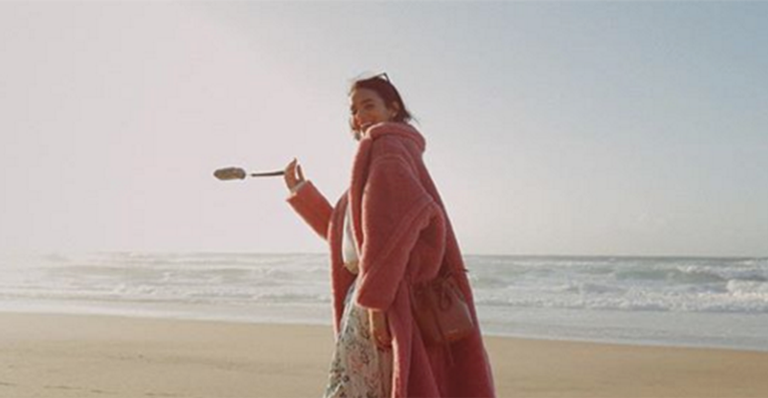 Em praia de Portugal, Bruna Marquezine usa casaco e tênis gigantes