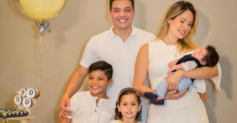Com o pé machucado, Wesley Safadão mostra momento da intimidade ao lado dos três filhos