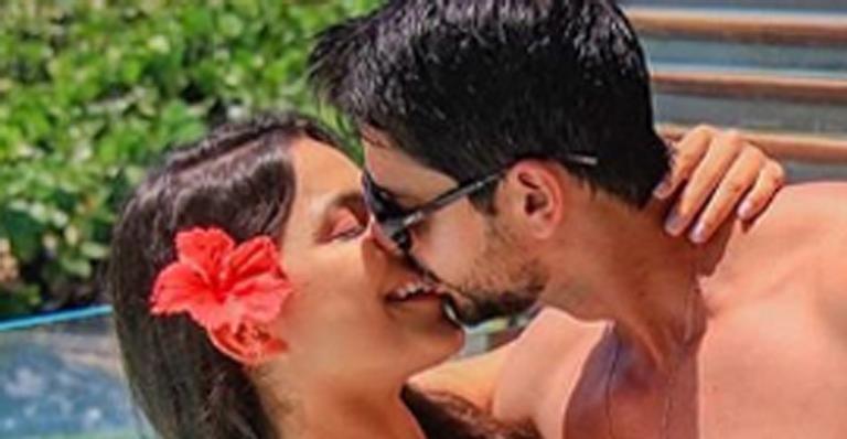 Ex-BBB Emilly Araújo publica foto quente ao lado do novo namorado: ”É uma delícia estar apaixonada”