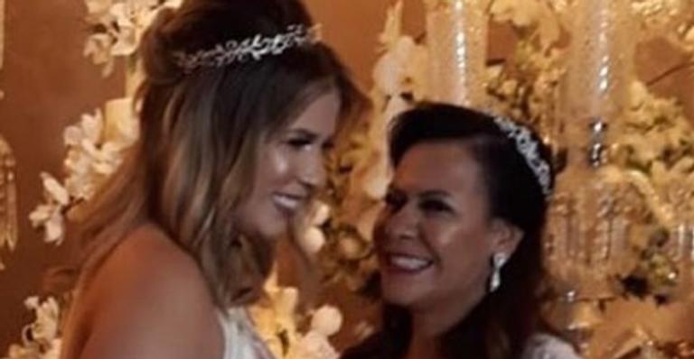 Marília Mendonça aparece deslumbrante, casa a mãe e faz homenagem: “Felicidade”