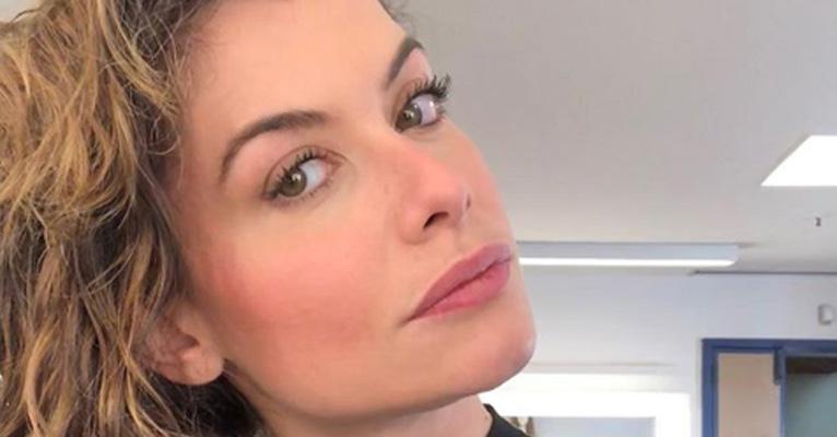 Na piscina, Alinne Moraes surge de lingerie em foto do marido