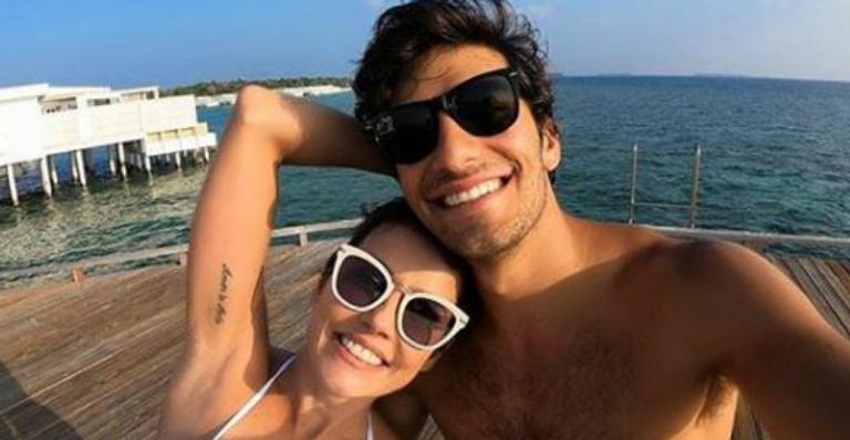 Com o marido, Deborah Secco toma café da manhã inusitado durante as férias