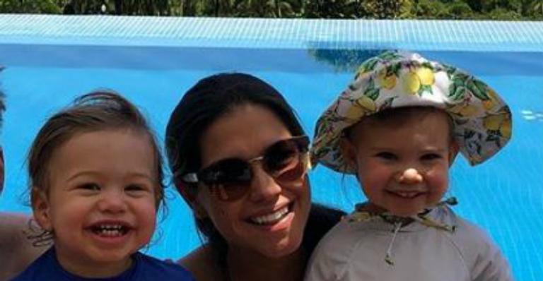 Em clima de Natal, Thais Fersoza leva os filhos para brincar no shopping