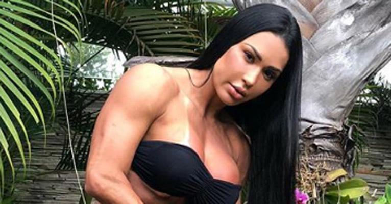 Gracyanne Barbosa malha em cima de um canga em sol de rachar em Jericoacoara