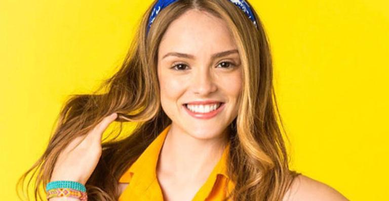 Novo visual? Isabelle Drummond surge com o cabelão cacheado em gravação