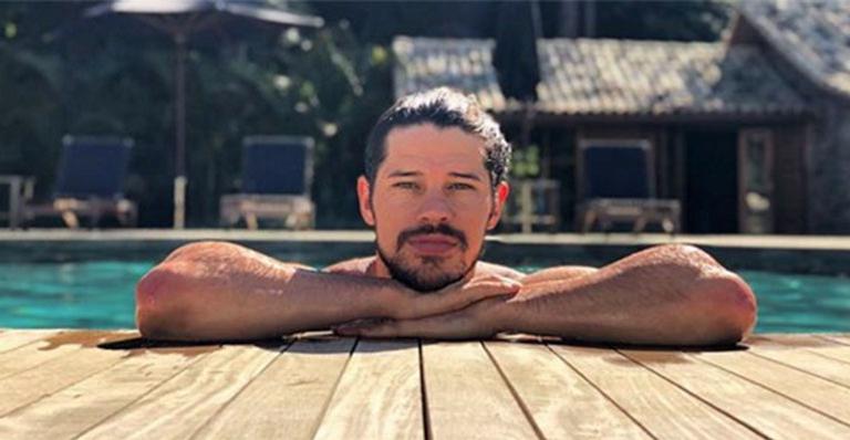 José Loreto compartilha foto só de sunga e Bruno Gagliasso deixa comentário