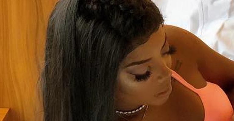 Mais magra, Ludmilla exibe corpo enxuto em foto provocante de calcinha e sutiã na cama