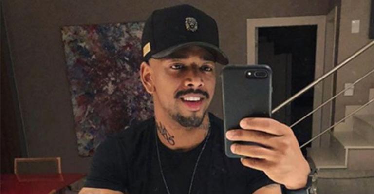 Nego do Borel impressiona ao mostrar coleção de tênis no closet