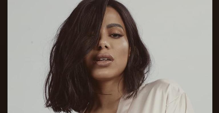 A idade chega para todos! Anitta encontra cabelo branco e reclama: “Tô em choque”