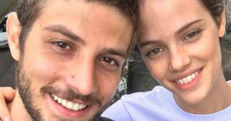 Assumidos! Chay Suede e Laura Neiva posamapaixonados e confirmam que reataram