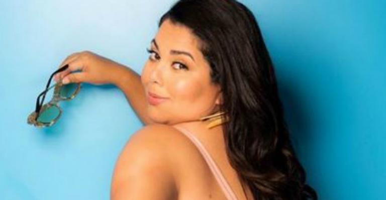 Fabiana Karla sensualiza de biquíni rosa e seguidores elogiam: ”Quebre o padrão de beleza”