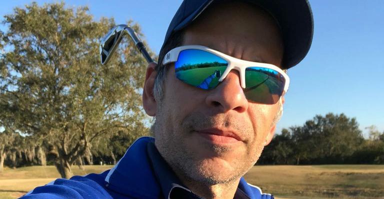 Morando nos Estados Unidos, Leandro Hassum mostra sua mansão decorada para o Natal