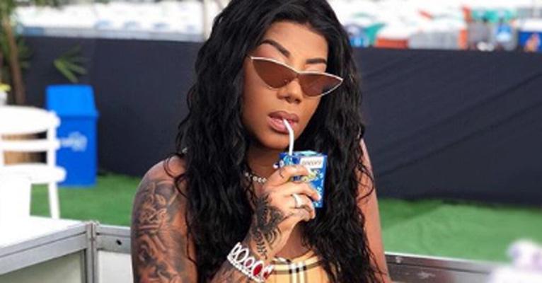 Ludmilla posa só de roupão antes do banho e acaba mostrando demais