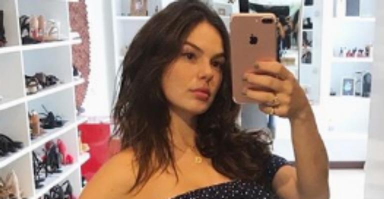 Pleníssima! Uma semana após dar à luz, Isis Valverde surge de barriga de fora e arranca suspiros