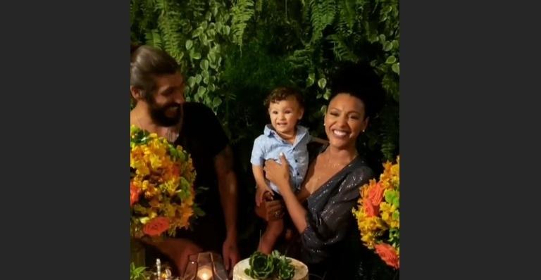 Ao lado da família, Sheron Menezzes celebra aniversário de 35 anos: “Eu mereço”