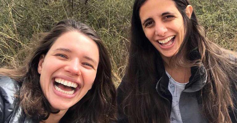Bruna Linzmeyer posa abraçada com namorada e se declara: “Meu amor”