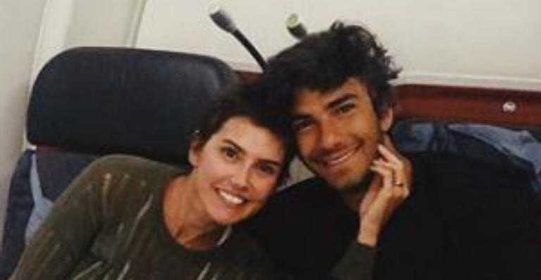 Deborah Secco completa 39 anos com almoço especial e bolo no avião