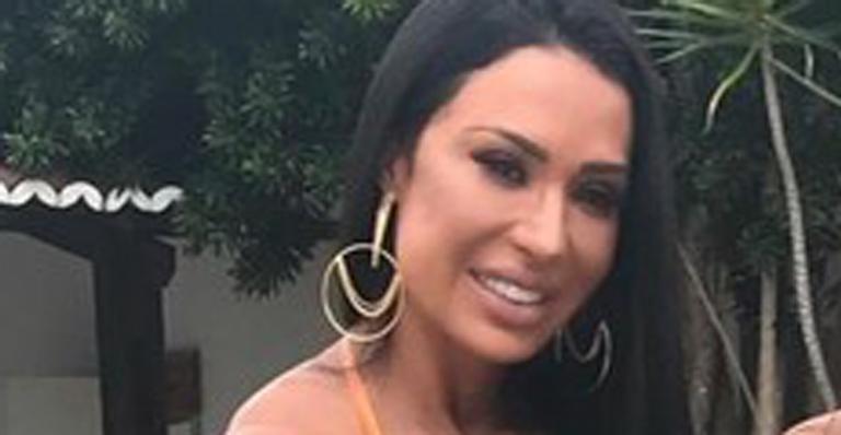 Quem é quem? Gracyanne Barbosa vai retocar o bronzeado e encontra sósia