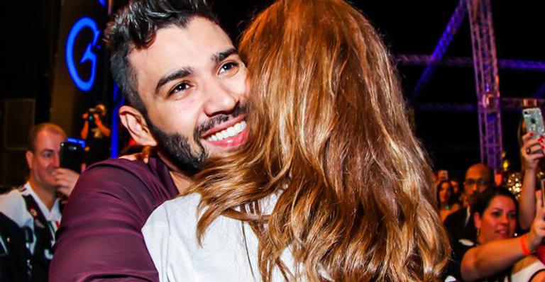 Gusttavo Lima se comove durante show e doa R$ 12 mil para filho de uma fã