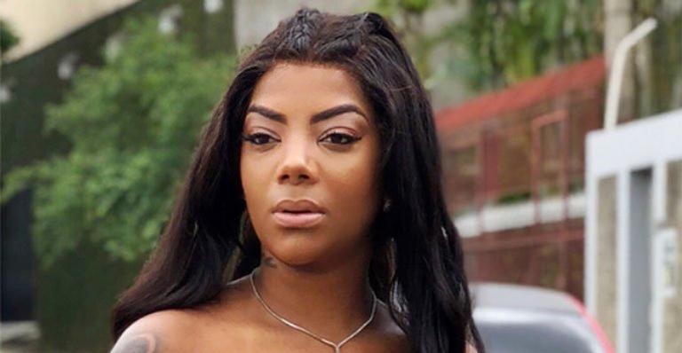Ludmilla surge com os cabelos reais em foto rara na piscina