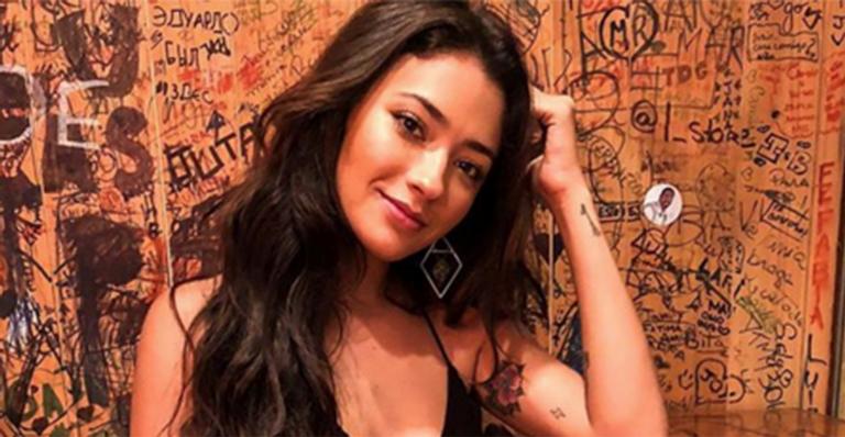 Carolina Oliveira vive romance com ator argentino