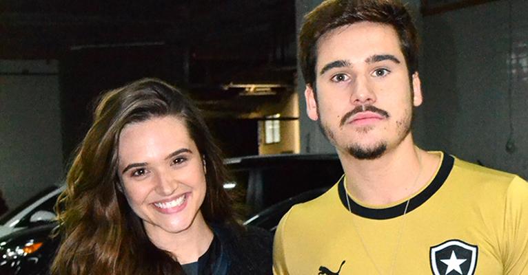 Em rara aparição, Juliana Paiva e Nicolas Prattes torcem juntinhos para o Botafogo