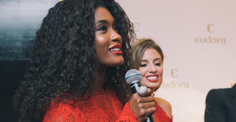Erika Januza conta que está namorando rapaz que conheceu no aeroporto: ”É uma história que dá um livro”