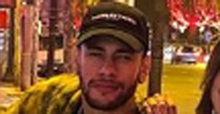 Ex-BBB surge agarradinha a Neymar Jr em Paris e craque se pronuncia sobre suposto romance
