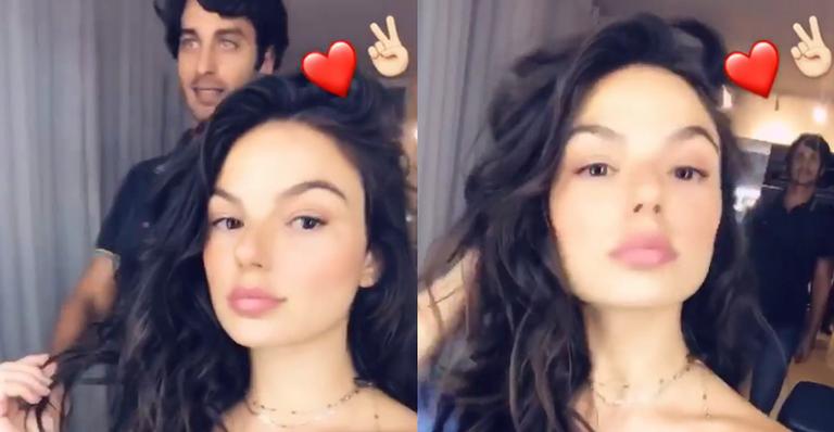 Marido de Isis Valverde invade vídeo e dá beijão na atriz