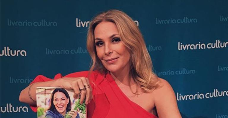 Novo visual! Carolina Ferraz radicaliza na mudança do corte e da cor dos fios