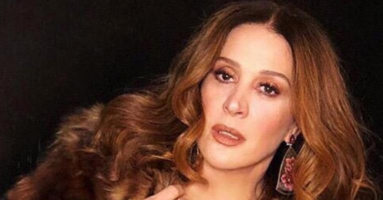 Claudia Raia recebe a visita da mãe de 95 anos em set de gravação e se emociona