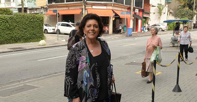 Leda Nagle chega na maternidade para acompanhar o nascimento da neta