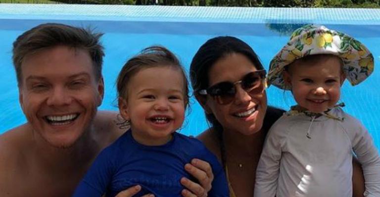 Thais Fersoza e Michel Teló curtem dia de folga na praia com os filhos