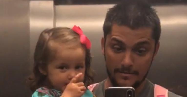 Bruno Gissoni ”dá bronca” em Madalena por ela negar ser parecida com ele
