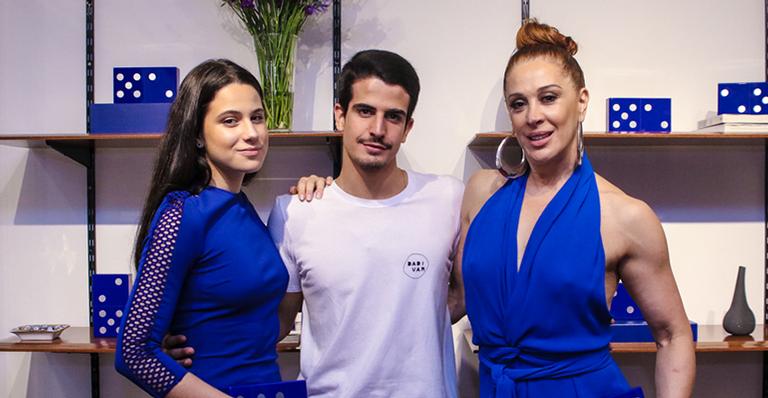 Família de Claudia Raia esbanja beleza em evento de moda